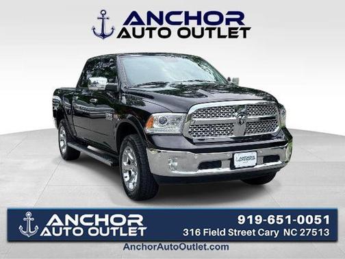 Brilliant Black Crystal Pearlcoat 2018 RAM 1500 Laramie