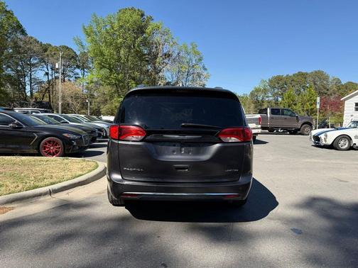 Granite Crystal Metallic Clearcoat 2017 Chrysler Pacifica Limited