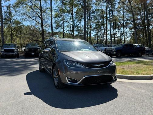 Granite Crystal Metallic Clearcoat 2017 Chrysler Pacifica Limited