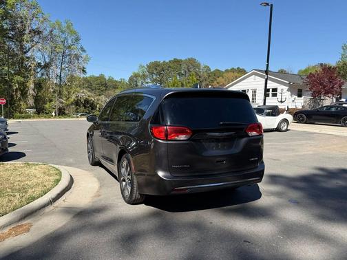 Granite Crystal Metallic Clearcoat 2017 Chrysler Pacifica Limited