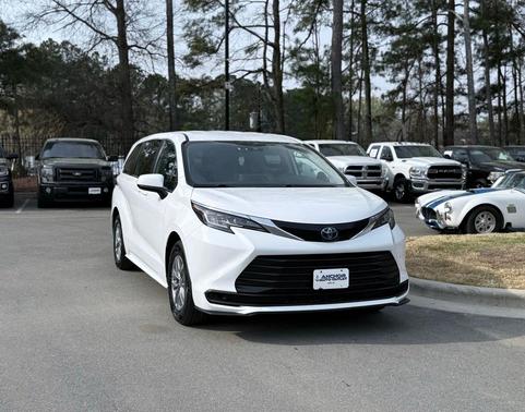 2022 Toyota Sienna LE