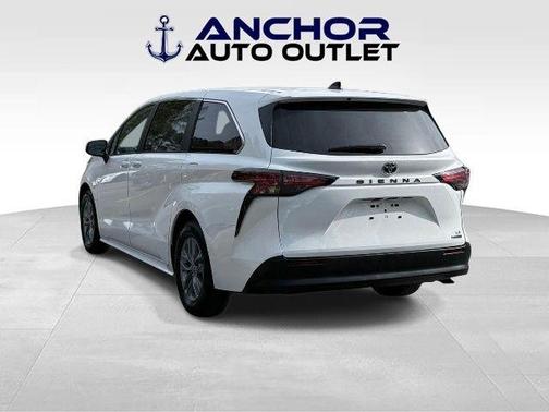 2022 Toyota Sienna LE
