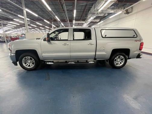 Photo 2 of 29 of 2018 Chevrolet Silverado 1500 LT