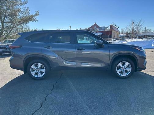 2025 Toyota Highlander LE