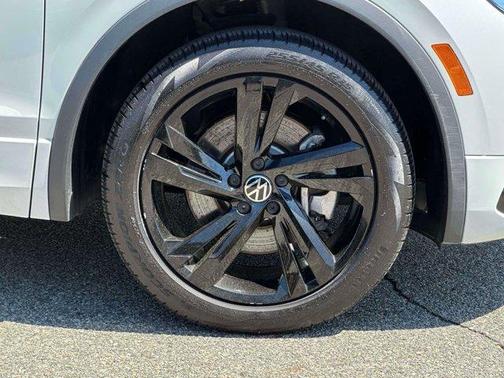 Opal White Pearl Effect 2023 Volkswagen Tiguan 2.0T SE R-Line Black