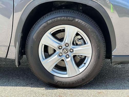 Magnetic Gray Metallic 2025 Toyota Highlander LE