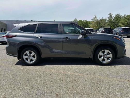 Magnetic Gray Metallic 2025 Toyota Highlander LE