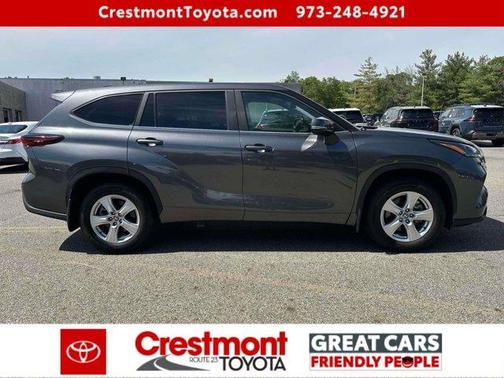Magnetic Gray Metallic 2025 Toyota Highlander LE
