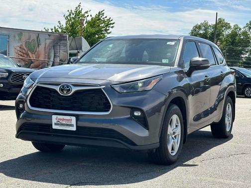 Magnetic Gray Metallic 2025 Toyota Highlander LE