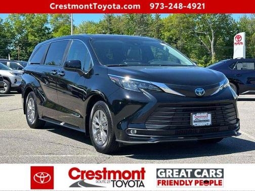 Midnight Black Metallic 2025 Toyota Sienna XLE