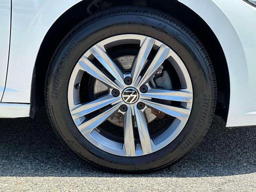 Oryx White Pearl Effect 2022 Volkswagen Jetta 1.5T SE