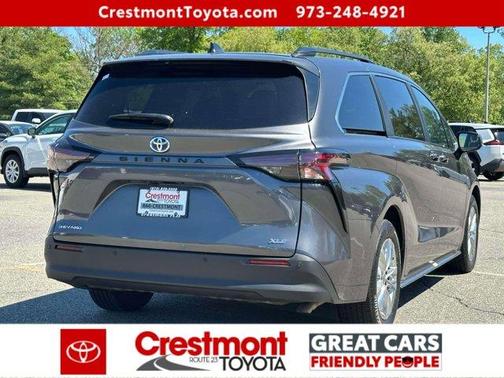 Magnetic Gray Metallic 2025 Toyota Sienna XLE