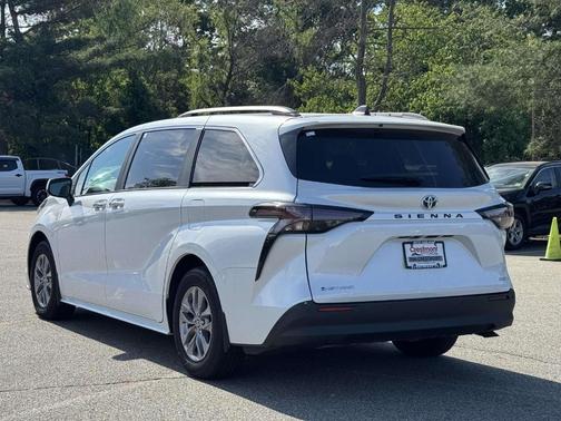 Wind Chill Pearl 2025 Toyota Sienna XLE