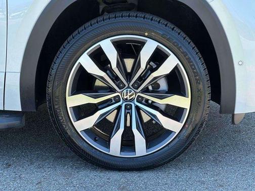 Opal White Pearl Effect 2023 Volkswagen Atlas 3.6L SEL Premium R-Line