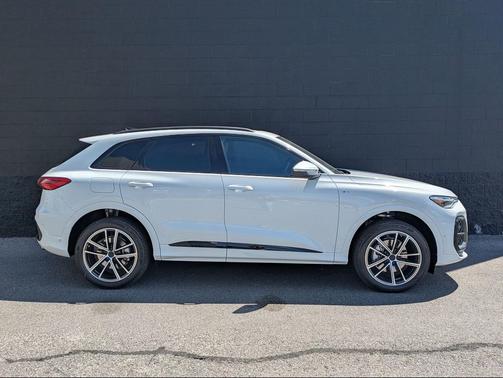 Glacier White Metallic 2026 Audi Q5 Premium Plus TFSI quattro S tronic