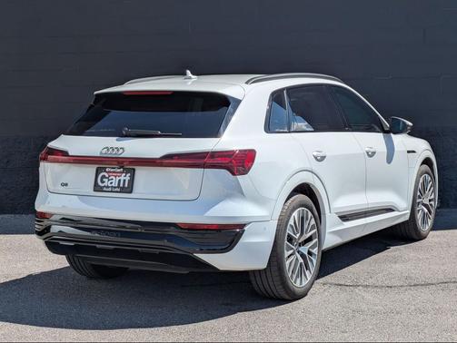 Glacier White Metallic 2024 Audi Q8 e-tron Premium Plus
