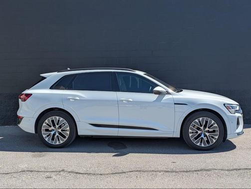 Glacier White Metallic 2024 Audi Q8 e-tron Premium Plus
