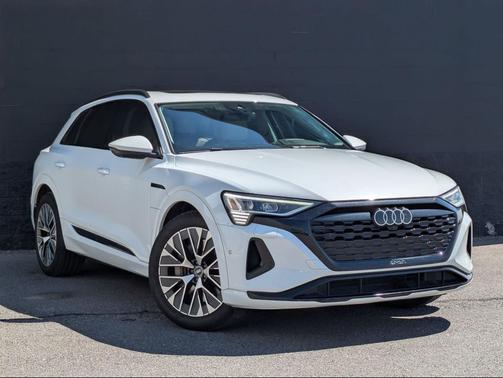 Glacier White Metallic 2024 Audi Q8 e-tron Premium Plus