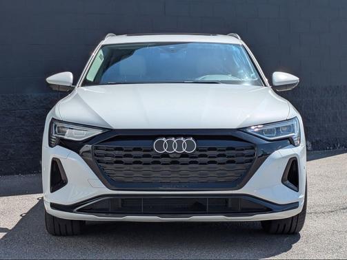 Glacier White Metallic 2024 Audi Q8 e-tron Premium Plus