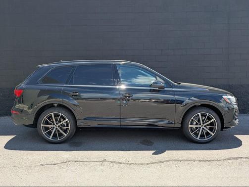 Mythos Black Metallic 2026 Audi Q7 45 Premium Plus