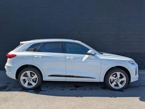 Glacier White Metallic 2026 Audi Q5 Premium Plus TFSI quattro S tronic