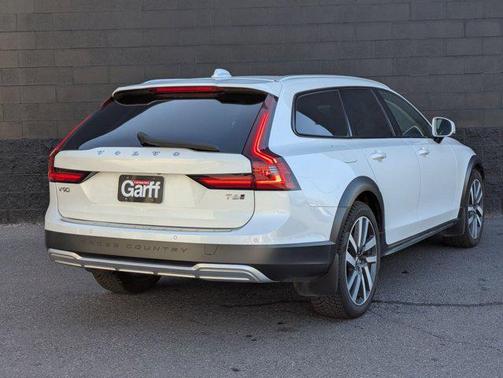 2021 Volvo V90 Cross Country T6