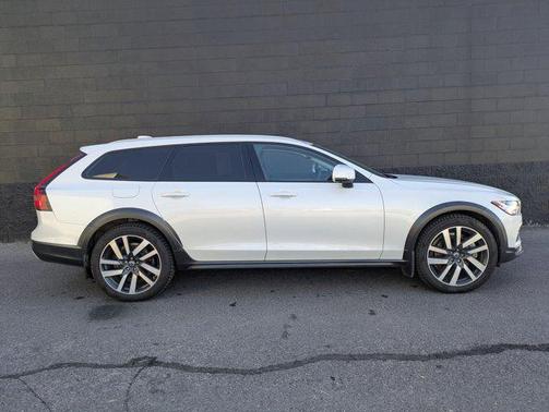 2021 Volvo V90 Cross Country T6