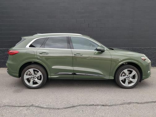 District Green Metallic 2025 Audi Q5 Premium Plus TFSI quattro S tronic