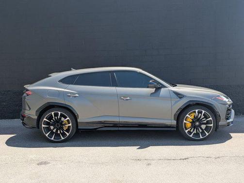 2022 Lamborghini Urus Base