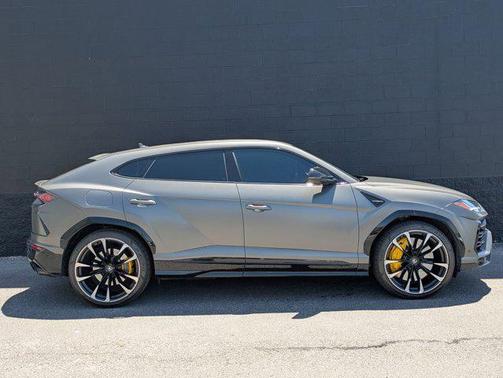2022 Lamborghini Urus Base