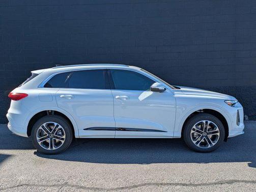 Glacier White Metallic 2026 Audi Q5 Premium Plus TFSI quattro S tronic