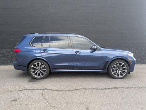 2022 BMW X7 M50i