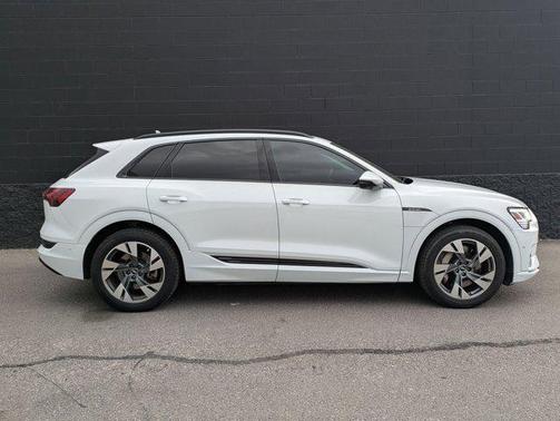 2022 Audi e-tron Premium