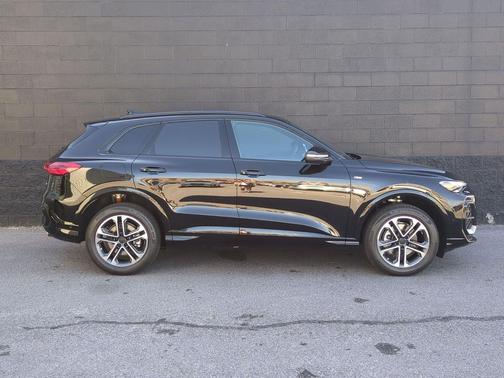 Mythos Black Metallic 2026 Audi Q5 Premium TFSI quattro S tronic