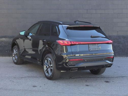 Mythos Black Metallic 2026 Audi Q5 Premium TFSI quattro S tronic