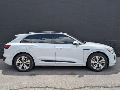 Glacier White Metallic 2024 Audi Q8 e-tron Premium