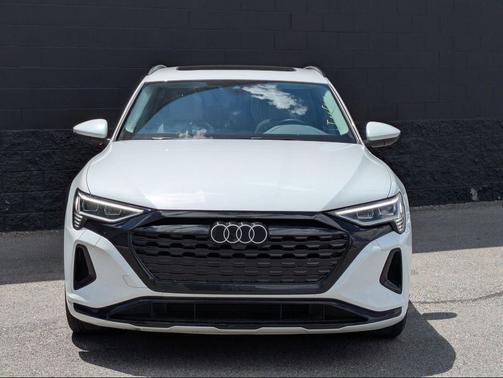 Glacier White Metallic 2024 Audi Q8 e-tron Premium