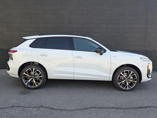 Glacier White Metallic 2026 Audi Q3 S line