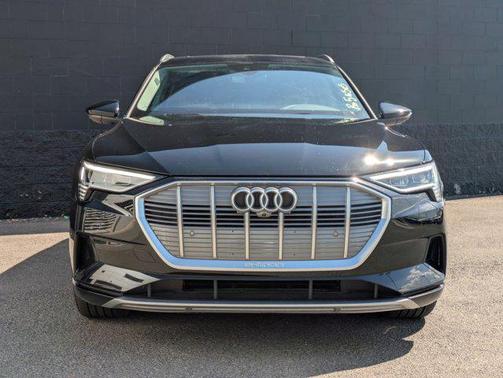 2022 Audi e-tron Premium Plus