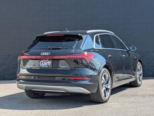 2022 Audi e-tron Premium Plus