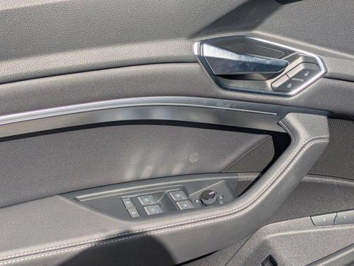 2022 Audi e-tron Premium Plus