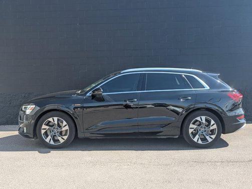 2022 Audi e-tron Premium Plus