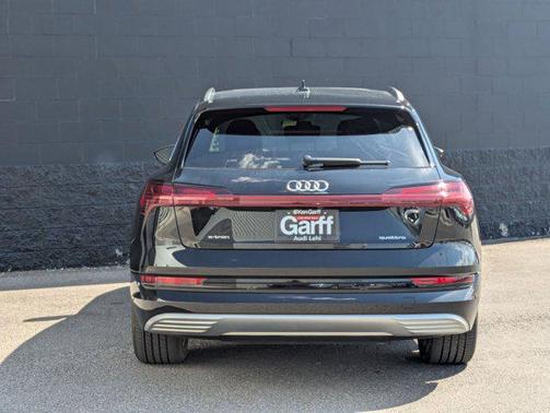 2022 Audi e-tron Premium Plus