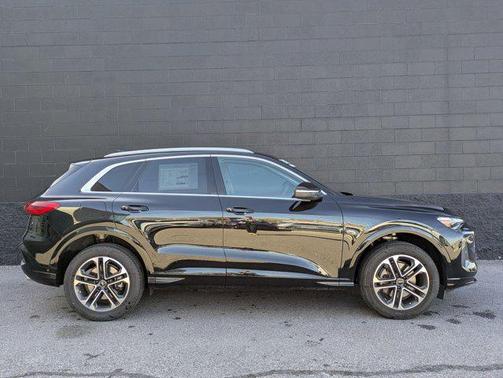 Mythos Black Metallic 2025 Audi Q5 Premium Plus TFSI quattro S tronic