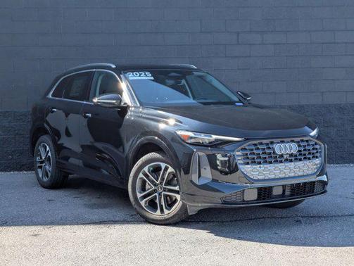 Mythos Black Metallic 2025 Audi Q5 Premium Plus TFSI quattro S tronic