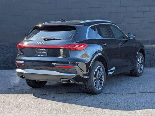 Mythos Black Metallic 2025 Audi Q5 Premium Plus TFSI quattro S tronic