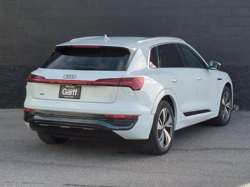 Glacier White Metallic 2024 Audi Q8 e-tron Premium Plus