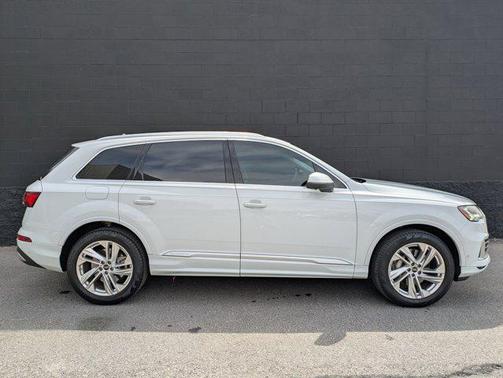Glacier White Metallic 2023 Audi Q7 55 Premium
