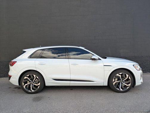 Glacier White Metallic 2024 Audi Q8 e-tron Prestige