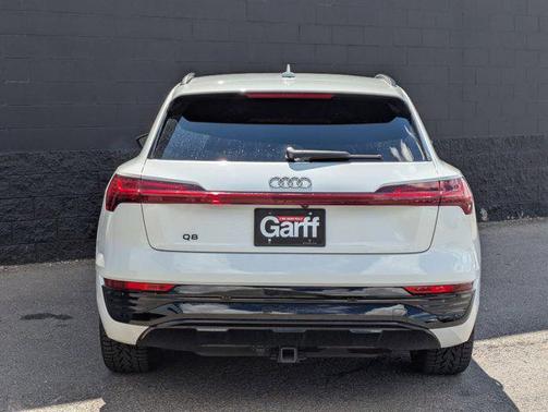 Glacier White Metallic 2024 Audi Q8 e-tron Prestige